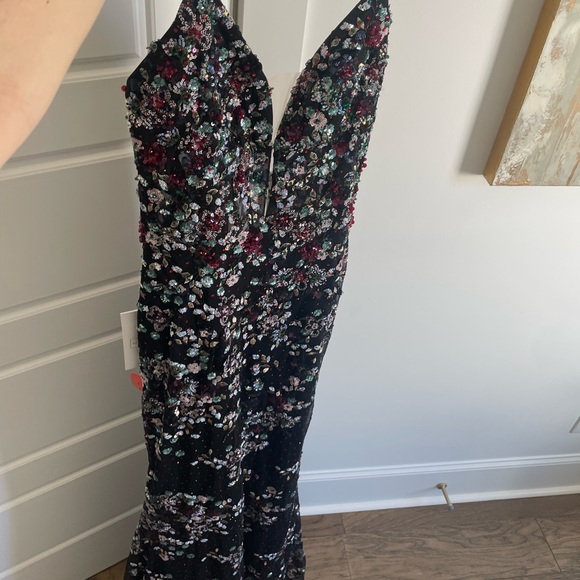 MacDugal embellished plunge neck gown size 4 - Picture 2 of 2